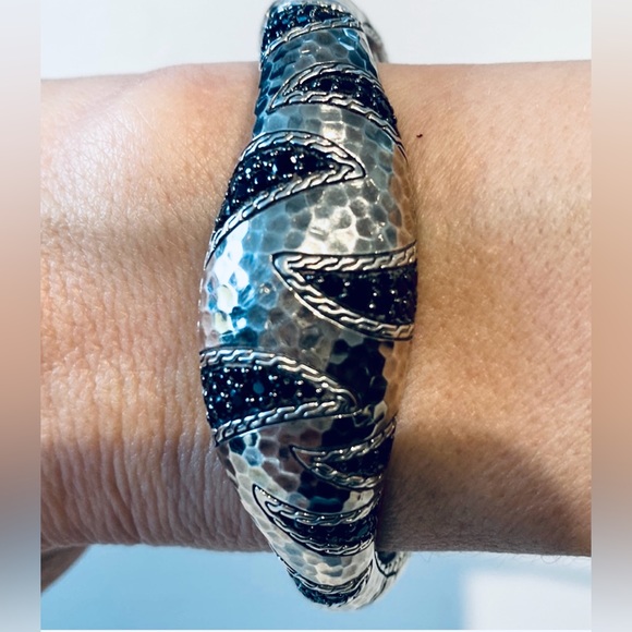 JOHN HARDY Palu Macan Sterling Silver Black Sapphire hinged cuff - Picture 9 of 10